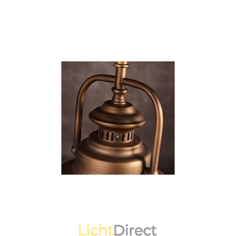Retro hanglamp met metalen paraplukap in oude fabrieksstijl