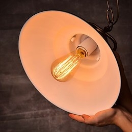 Retro hanglamp met metalen paraplukap in oude fabrieksstijl