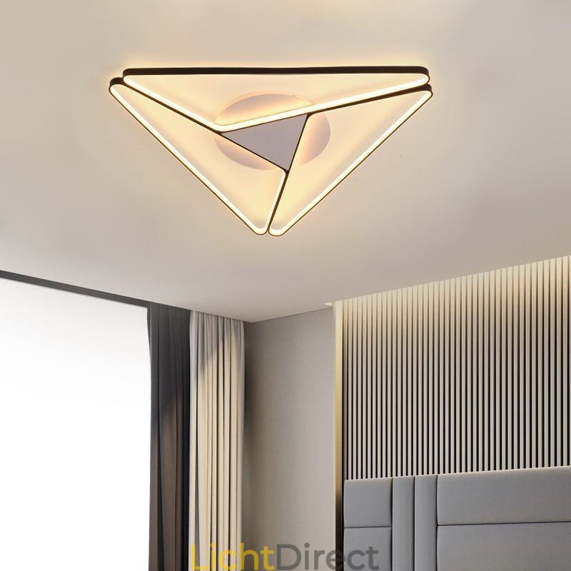 Minimalistische plafondlamp in driehoekvorm