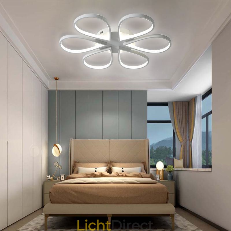 Minimalistische plafondlamp in de vorm van een klaverblad