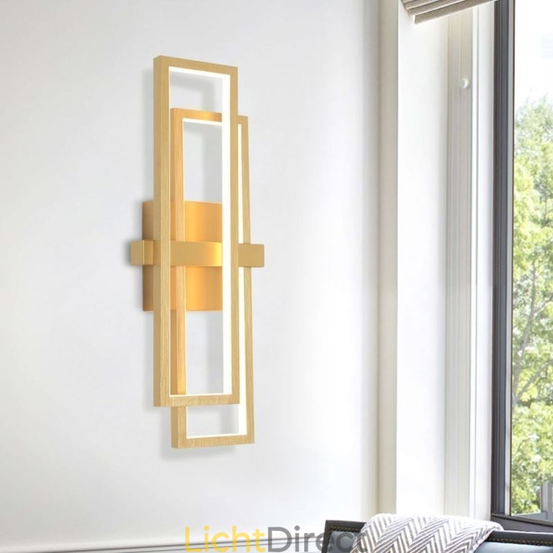 Minimalistische plafondlamp van aluminium met geometrische vormen en een vierkante vorm
