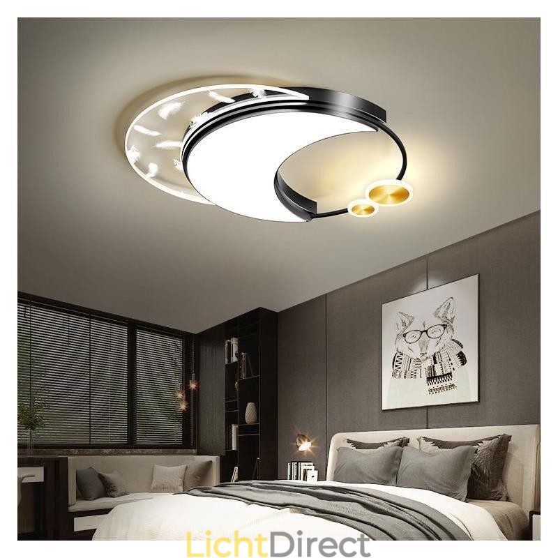 Moderne plafondlamp in maanvorm