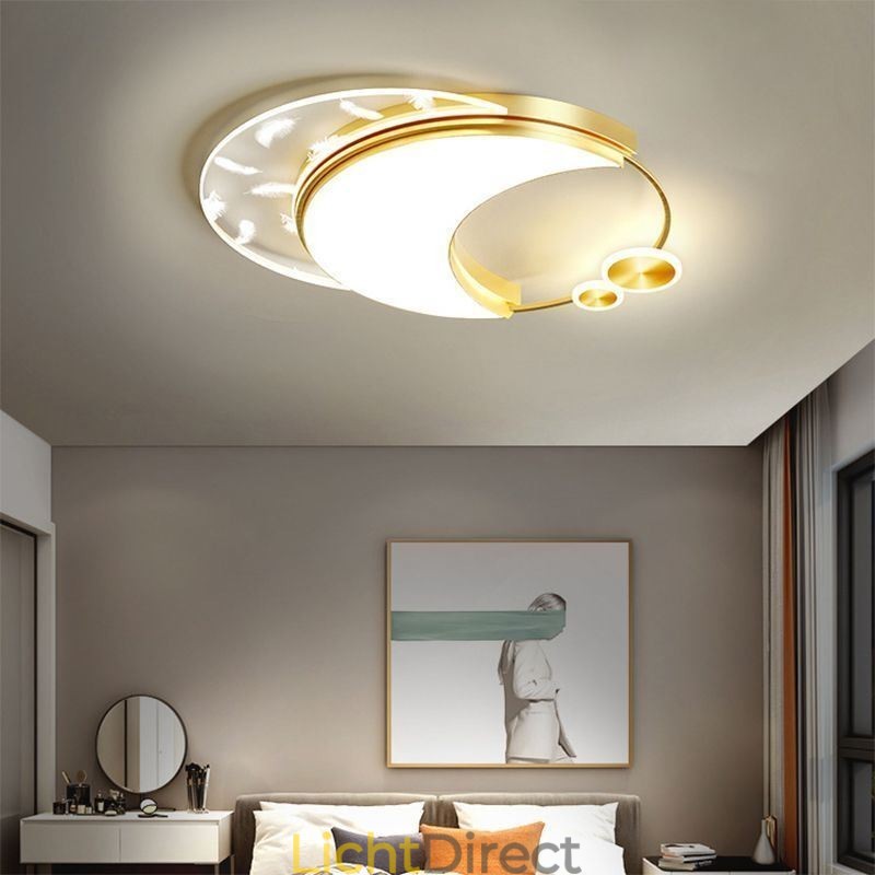 Moderne plafondlamp in maanvorm
