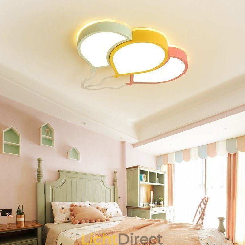 Moderne plafondlamp met plafondlamp in de vorm van een ballon