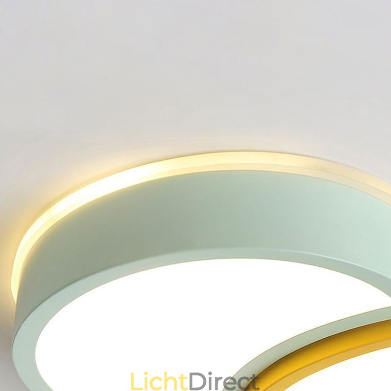Moderne plafondlamp met plafondlamp in de vorm van een ballon