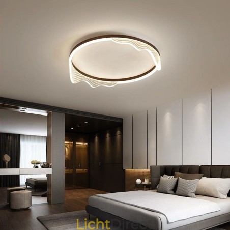 Plafondlamp met golvende rand en ronde inbouw Plafondlamp met golvende rand en ronde inbouw