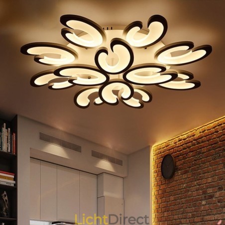 Bloemvormige plafondlamp met plafondbevestiging Bloemvormige plafondlamp met plafondbevestiging