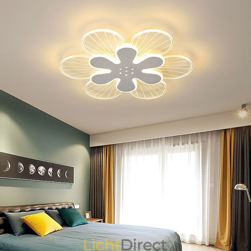 Moderne plafondlamp met mooie bloemen als decoratie