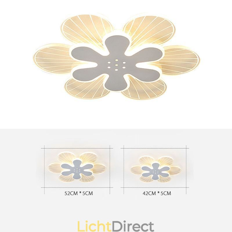 Moderne plafondlamp met mooie bloemen als decoratie