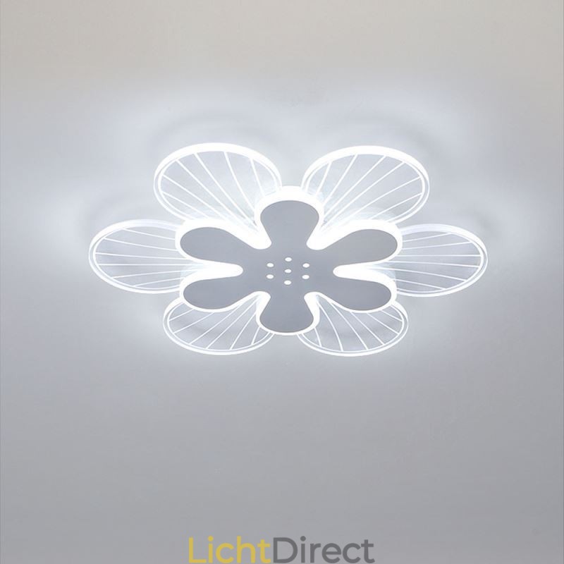 Moderne plafondlamp met mooie bloemen als decoratie