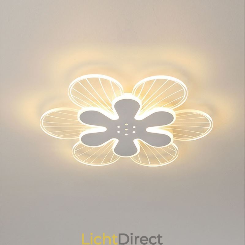 Moderne plafondlamp met mooie bloemen als decoratie