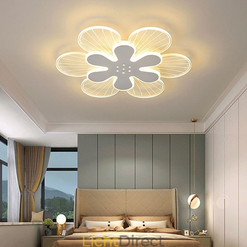 Moderne plafondlamp met mooie bloemen als decoratie