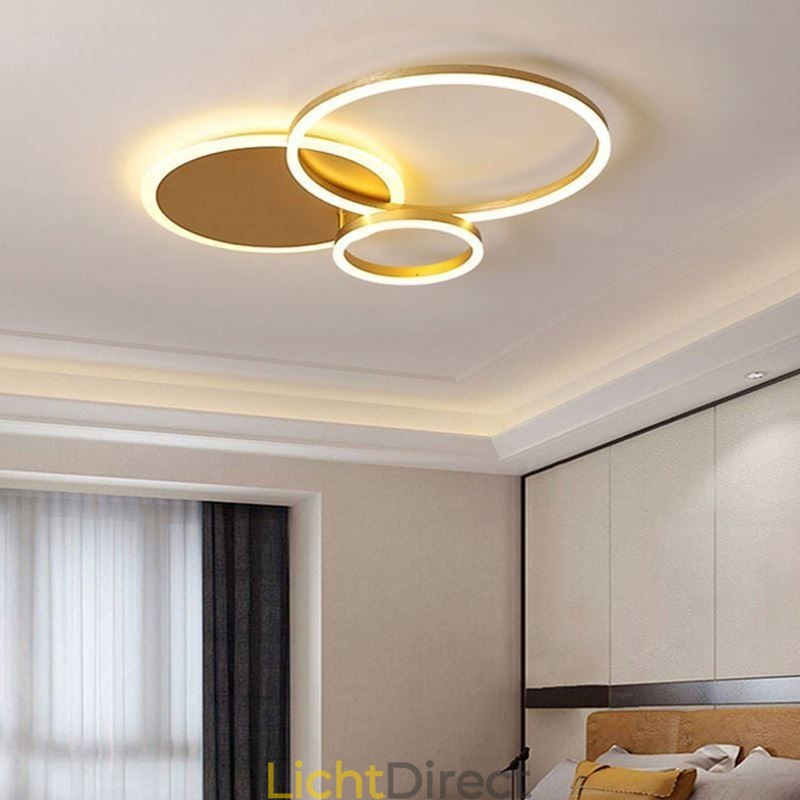 Moderne ronde plafondlamp van goudkleurig materiaal