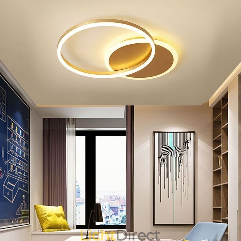 Moderne ronde plafondlamp van goudkleurig materiaal