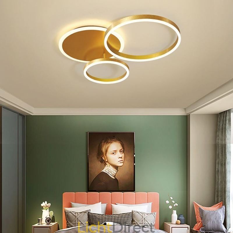 Moderne ronde plafondlamp van goudkleurig materiaal