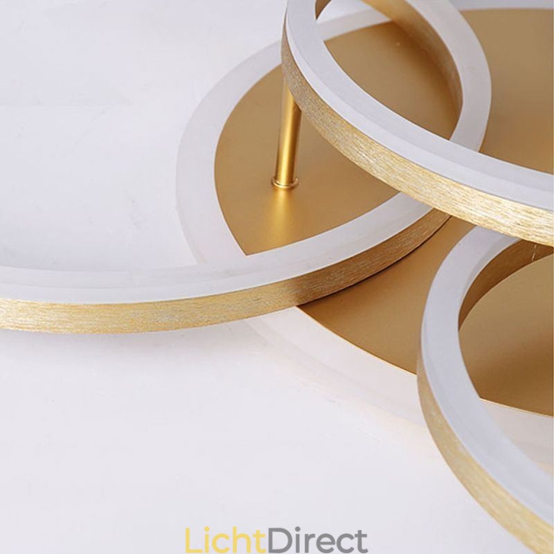 Moderne ronde plafondlamp van goudkleurig materiaal