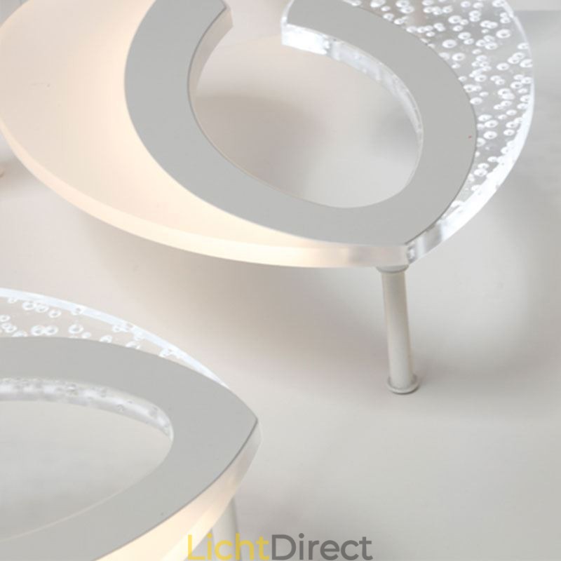 Moderne eenvoudige plafondlamp in de vorm van een hart van acryl