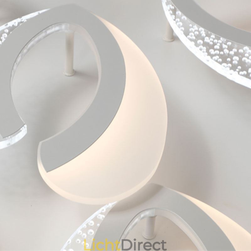 Moderne eenvoudige plafondlamp in de vorm van een hart van acryl