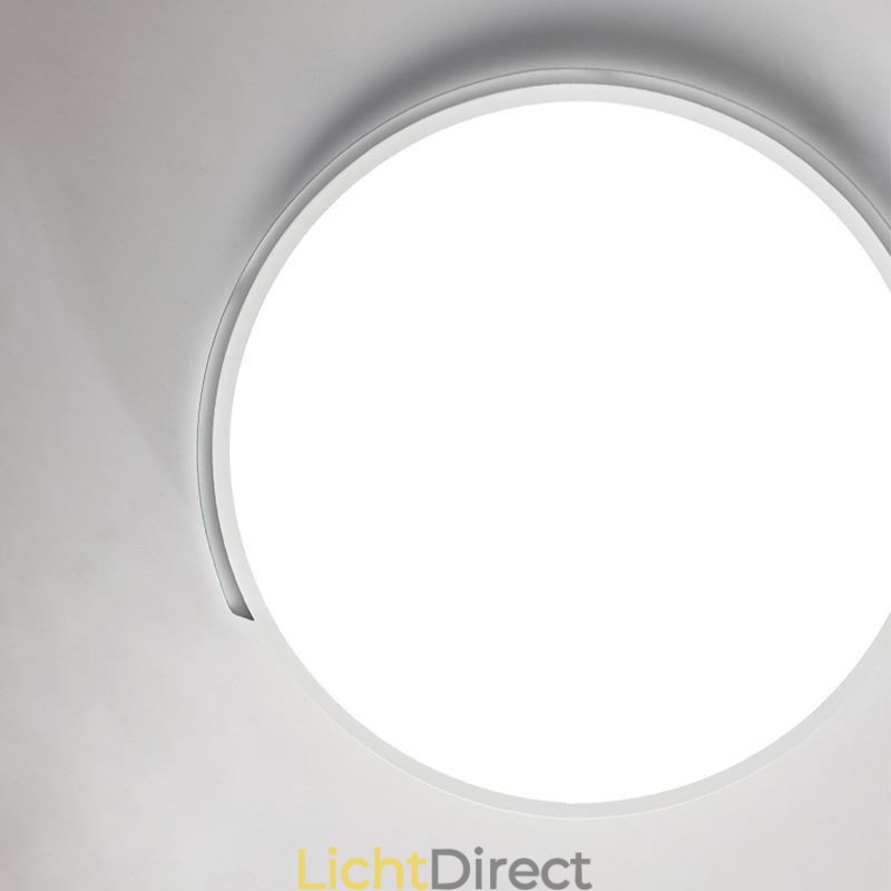 Moderne eenvoudige plafondlamp met ronde inbouwmontage