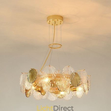 Moderne kroonluchter met schelpglasverlichting voor in de eetkamer Moderne kroonluchter met schelpglasverlichting voor in de eetkamer