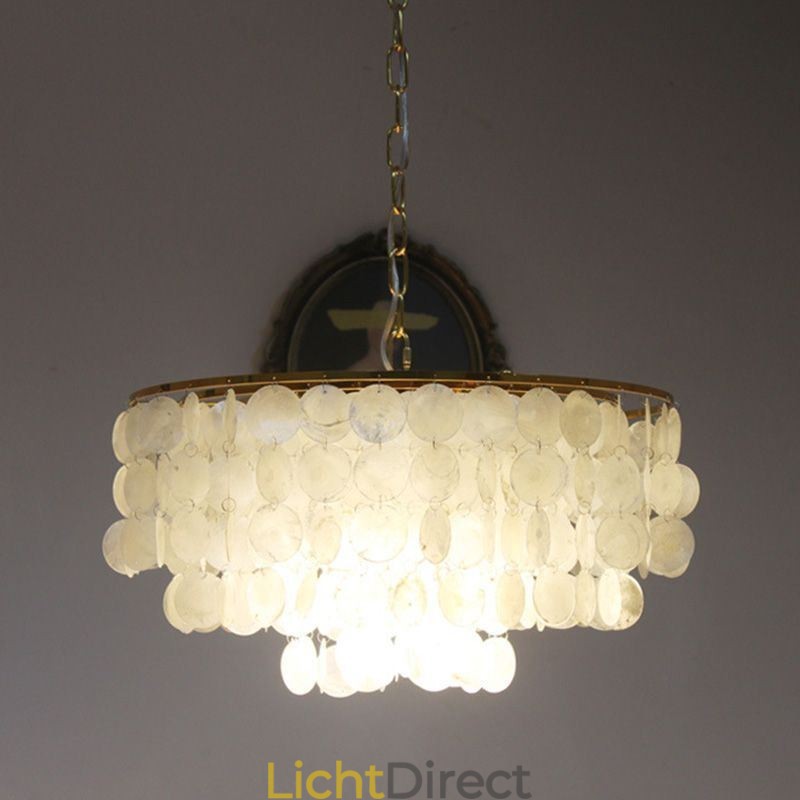 Hanglamp in de vorm van een Europese schelp