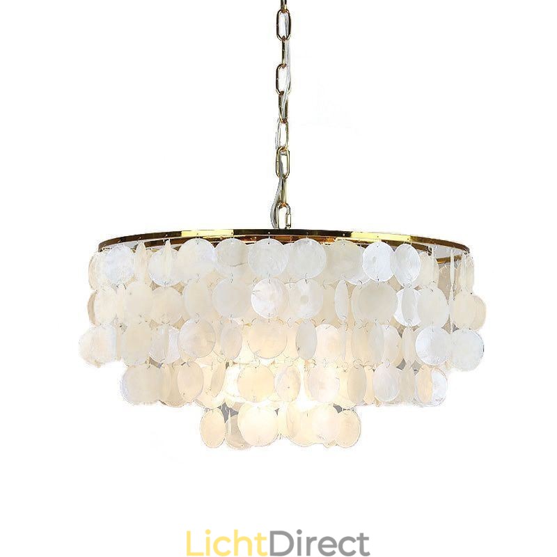 Hanglamp in de vorm van een Europese schelp