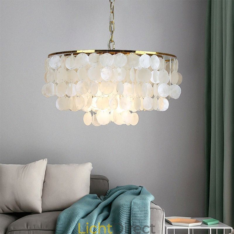 Hanglamp in de vorm van een Europese schelp
