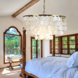 Hanglamp in de vorm van een Europese schelp