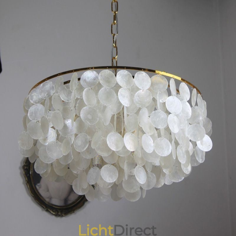 Hanglamp in de vorm van een Europese schelp