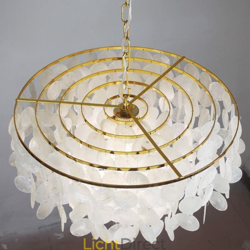 Hanglamp in de vorm van een Europese schelp