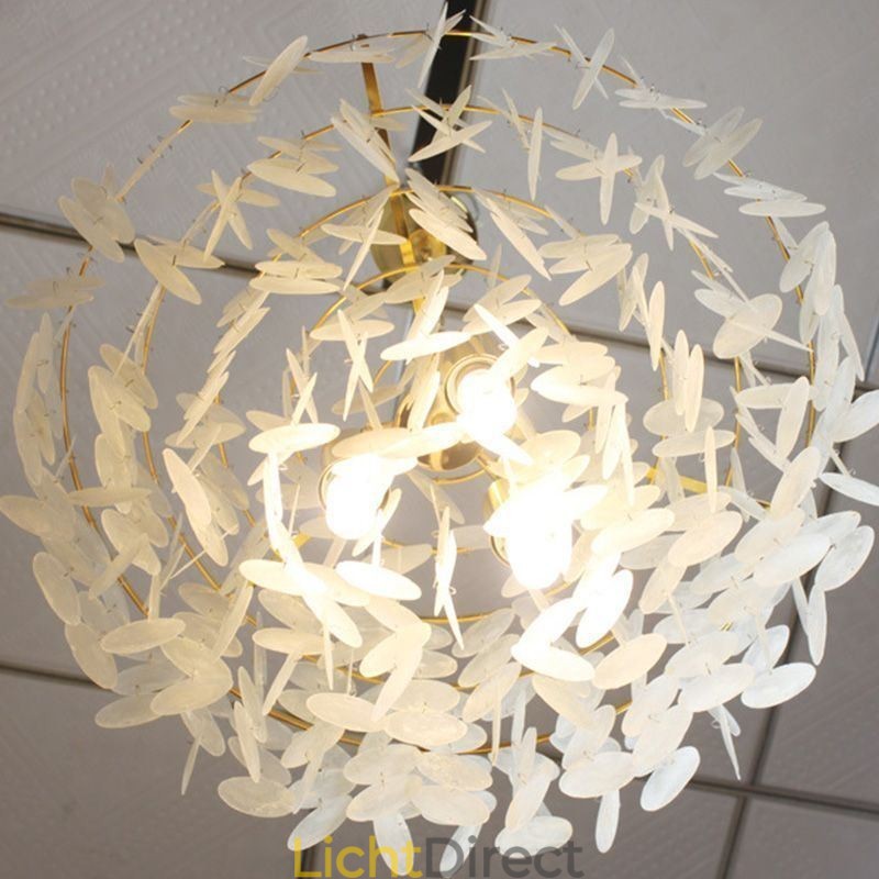 Hanglamp in de vorm van een Europese schelp