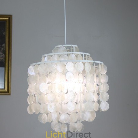 Moderne klassieke hanglamp met witte schelpenkap Moderne klassieke hanglamp met witte schelpenkap