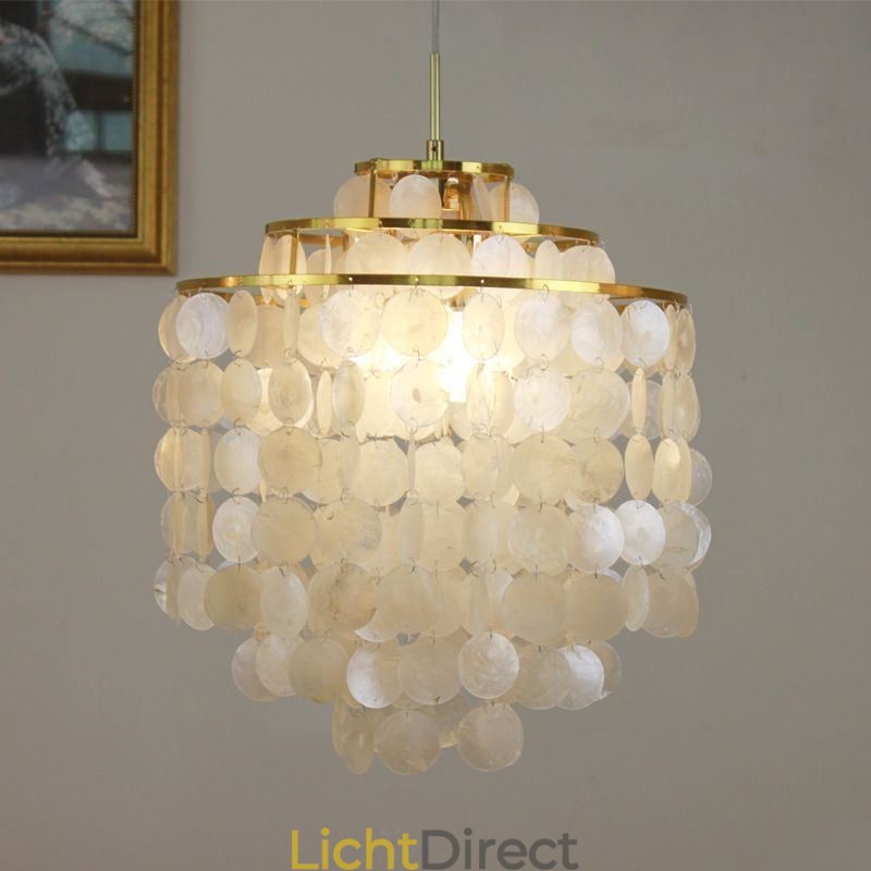 Moderne klassieke hanglamp met witte schelpenkap