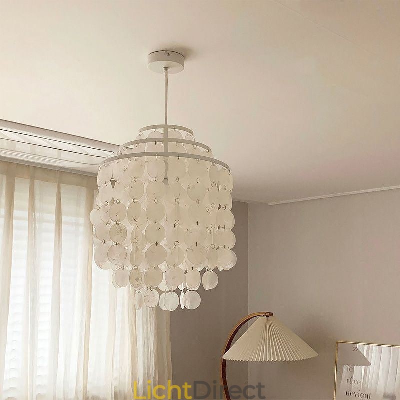 Moderne klassieke hanglamp met witte schelpenkap
