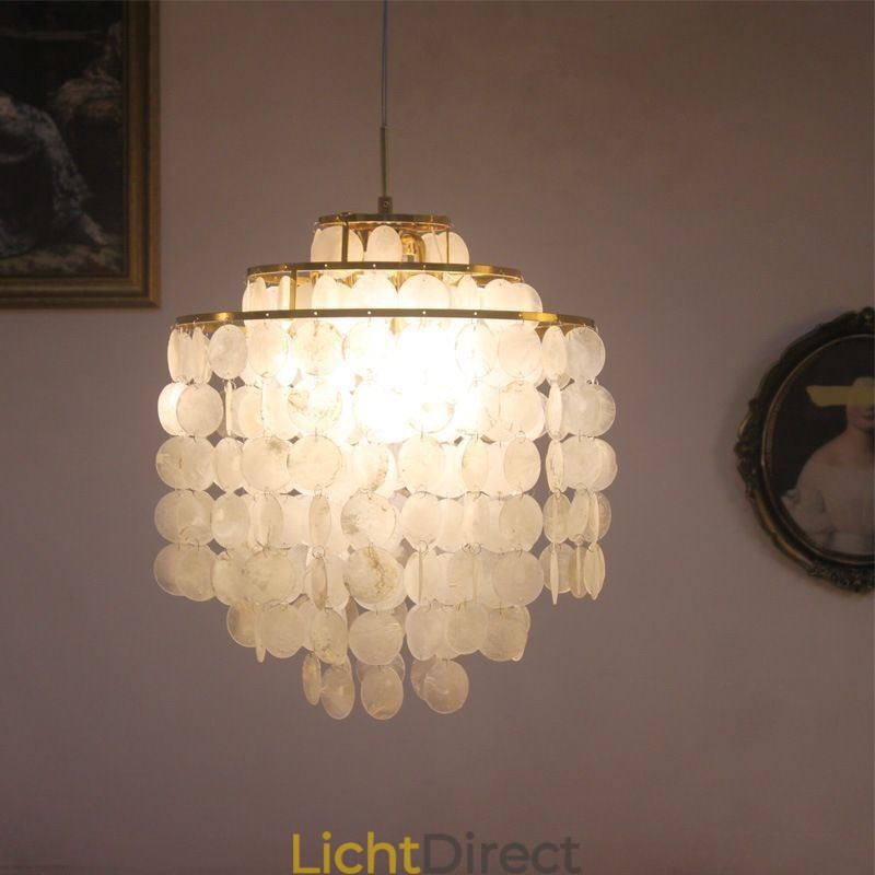 Moderne klassieke hanglamp met witte schelpenkap