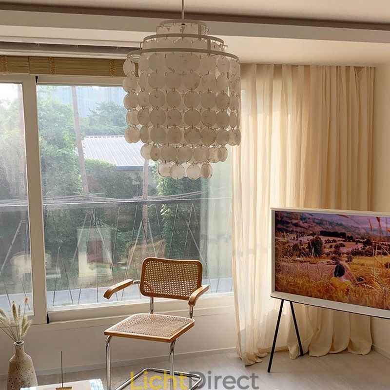 Moderne klassieke hanglamp met witte schelpenkap