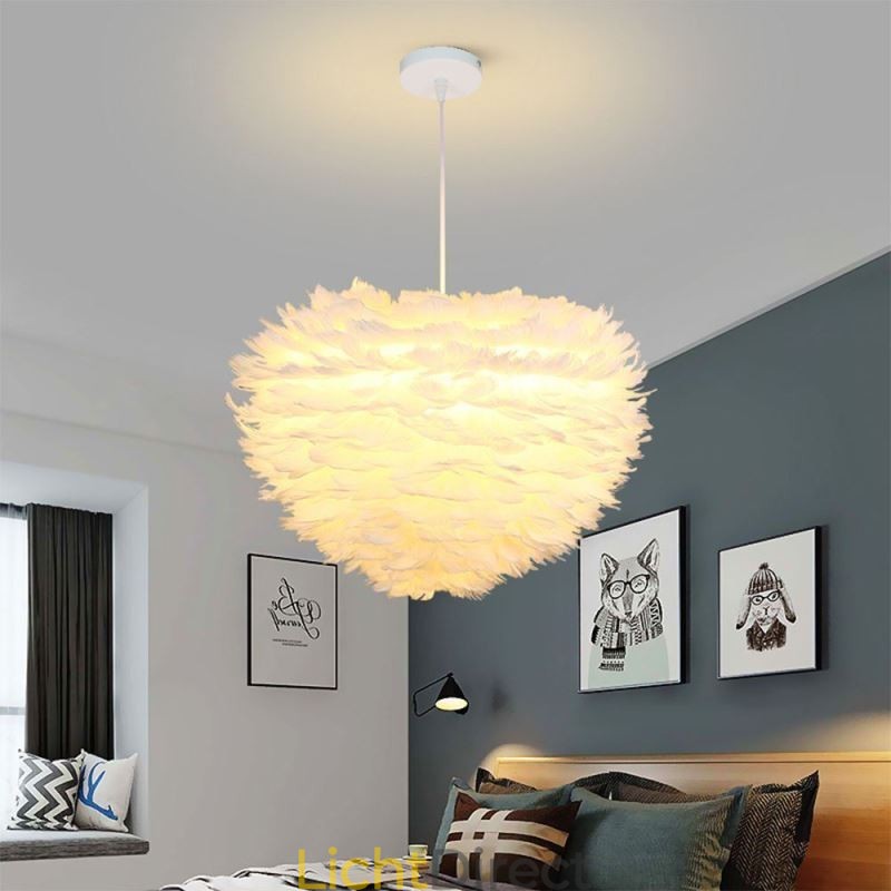 Mooie decoratieve hanglamp in de vorm van een veer