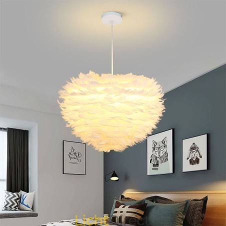 Mooie decoratieve hanglamp in de vorm van een veer Mooie decoratieve hanglamp in de vorm van een veer