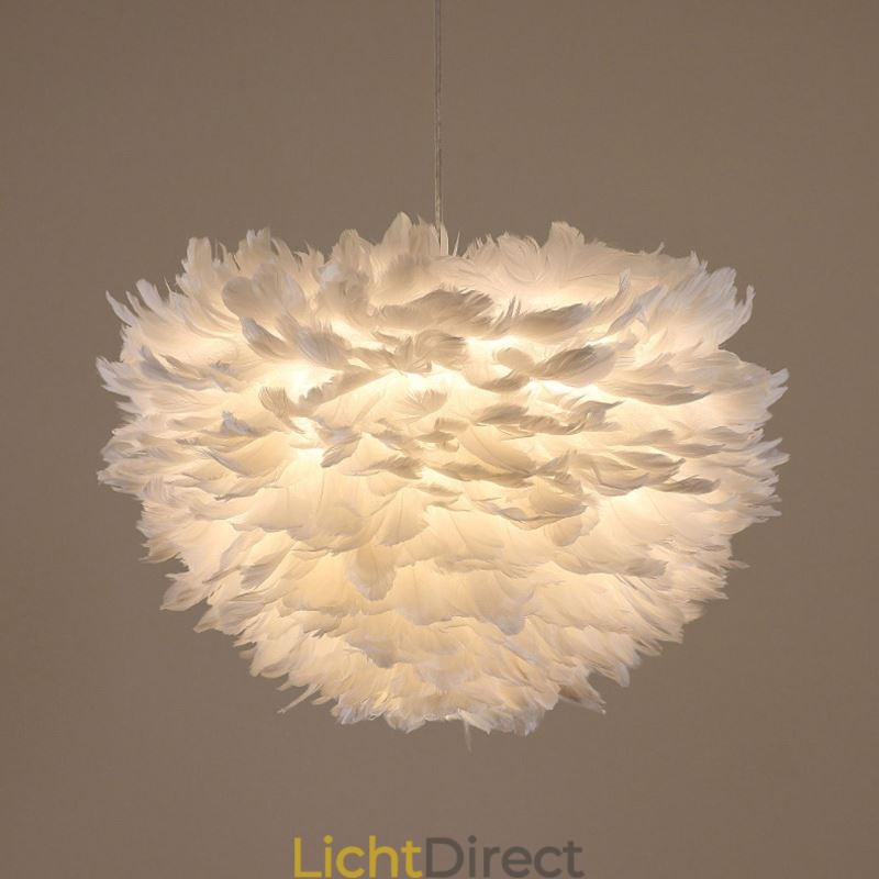 Mooie decoratieve hanglamp in de vorm van een veer