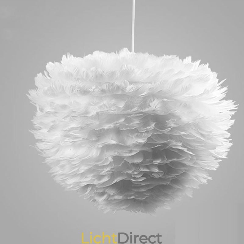 Mooie decoratieve hanglamp in de vorm van een veer