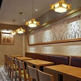 Hanglamp van eikenhout in Scandinavische stijl met lampenkap van matglas Cafe