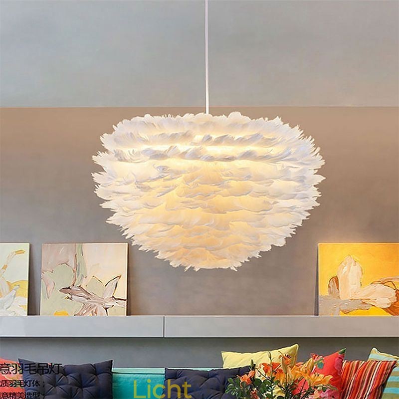 Mooie decoratieve hanglamp in de vorm van een veer