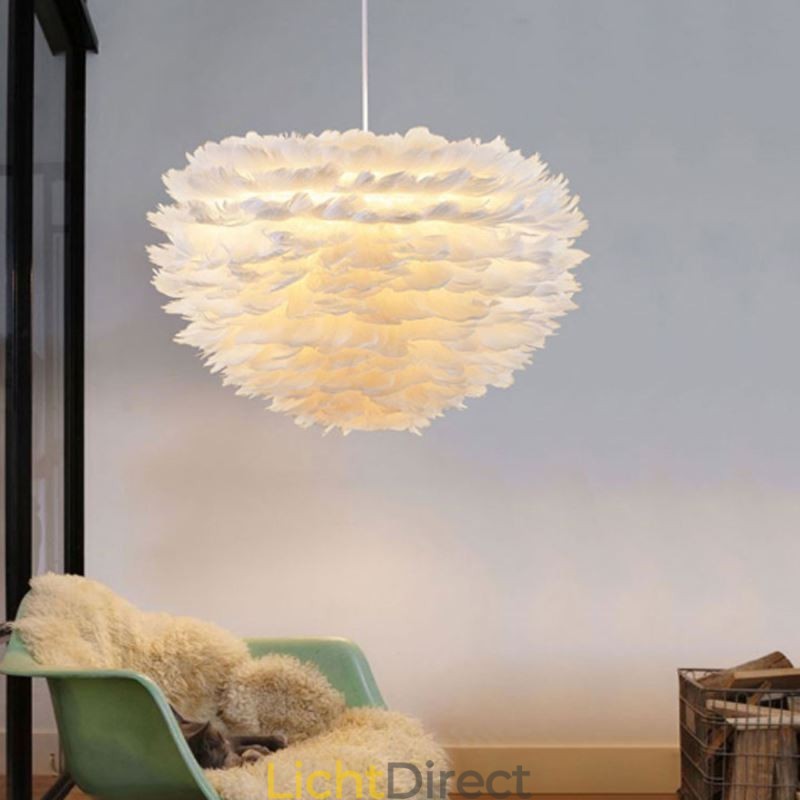 Mooie decoratieve hanglamp in de vorm van een veer