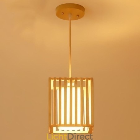 Minimalistische hanglamp in de vorm van een houten kooi Minimalistische hanglamp in de vorm van een houten kooi