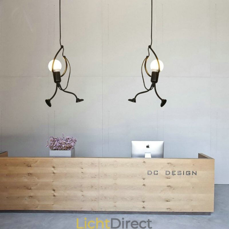 Moderne eenvoudige hanglamp in de vorm van een kleine man, creatief licht