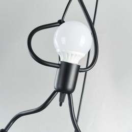 Moderne eenvoudige hanglamp in de vorm van een kleine man, creatief licht