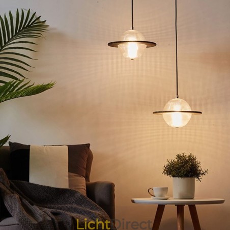 Moderne glazen hanglamp in de vorm van een plafondlamp Moderne glazen hanglamp in de vorm van een plafondlamp