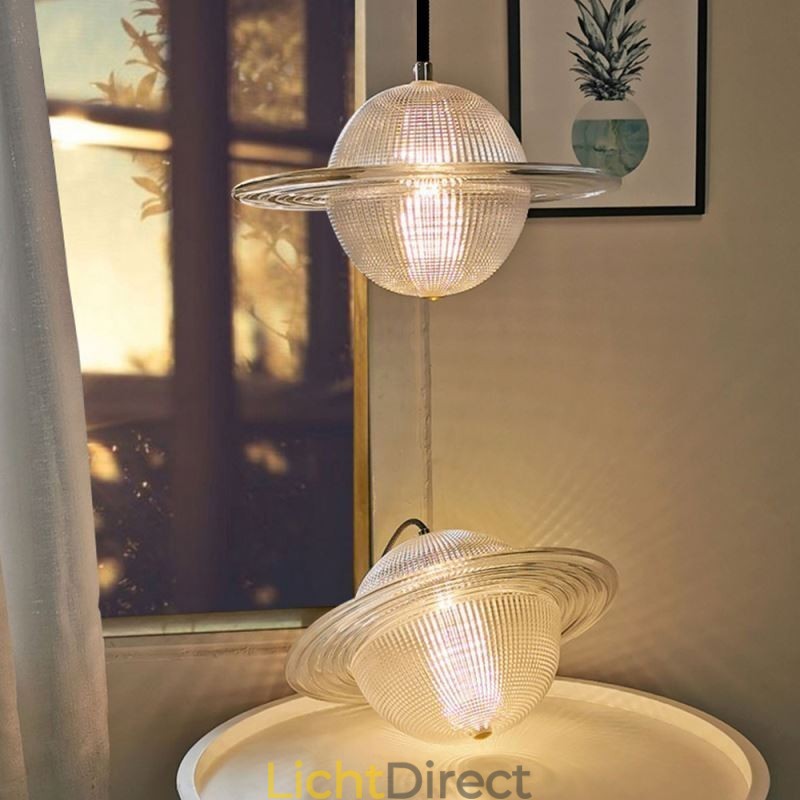 Moderne glazen hanglamp in de vorm van een plafondlamp