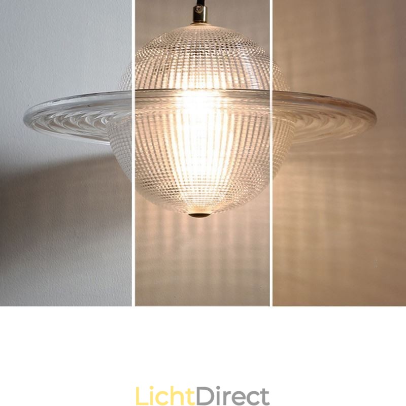 Moderne glazen hanglamp in de vorm van een plafondlamp