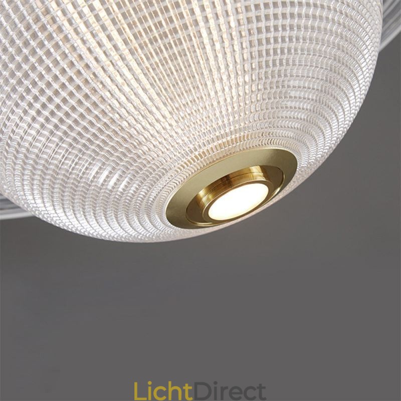 Moderne glazen hanglamp in de vorm van een plafondlamp